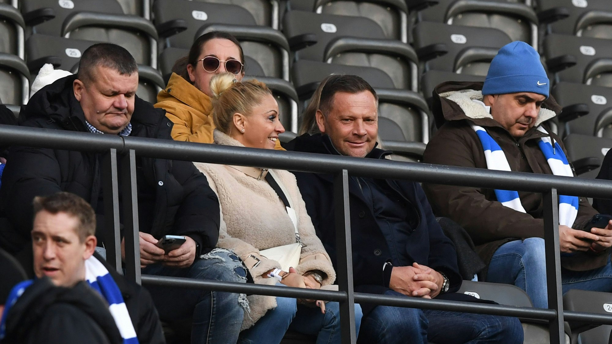 Pal Dardai sitzt bei einem Hertha-Spiel neben Ehefrau Monika auf der Tribüne.
