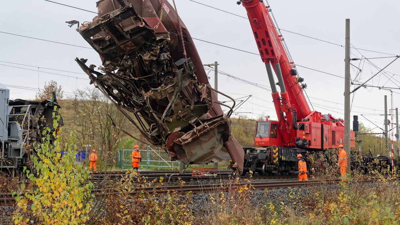 Ein zerstörter Wagen wird von einem Kran von den Gleisen gehoben.