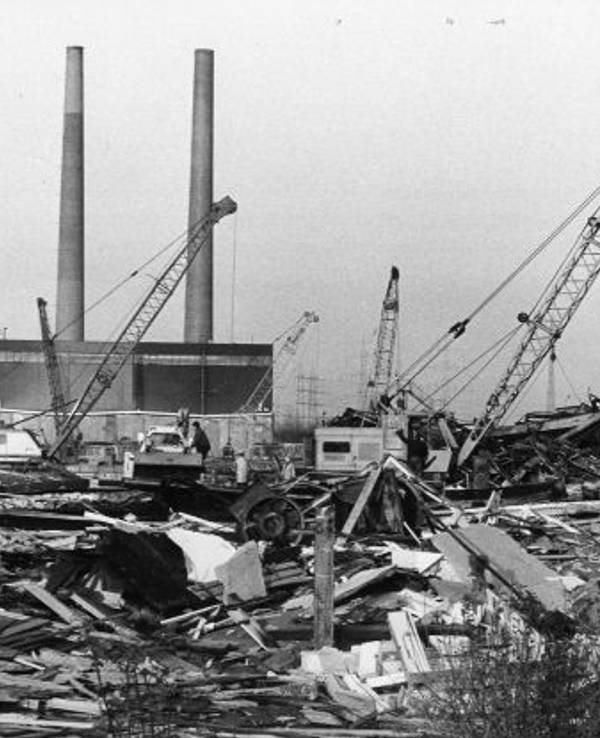 Alles, was vom niedergebrannten Ersatzteillager übrig ist, sind Stahl- und Metallreste. Sie werden von Baggern und Kränen weggeräumt.