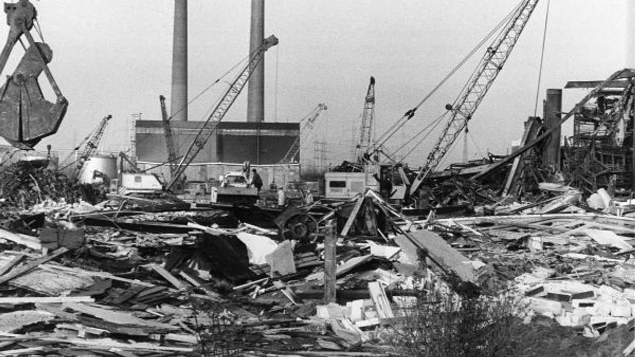 Alles, was vom niedergebrannten Ersatzteillager übrig ist, sind Stahl- und Metallreste. Sie werden von Baggern und Kränen weggeräumt.
