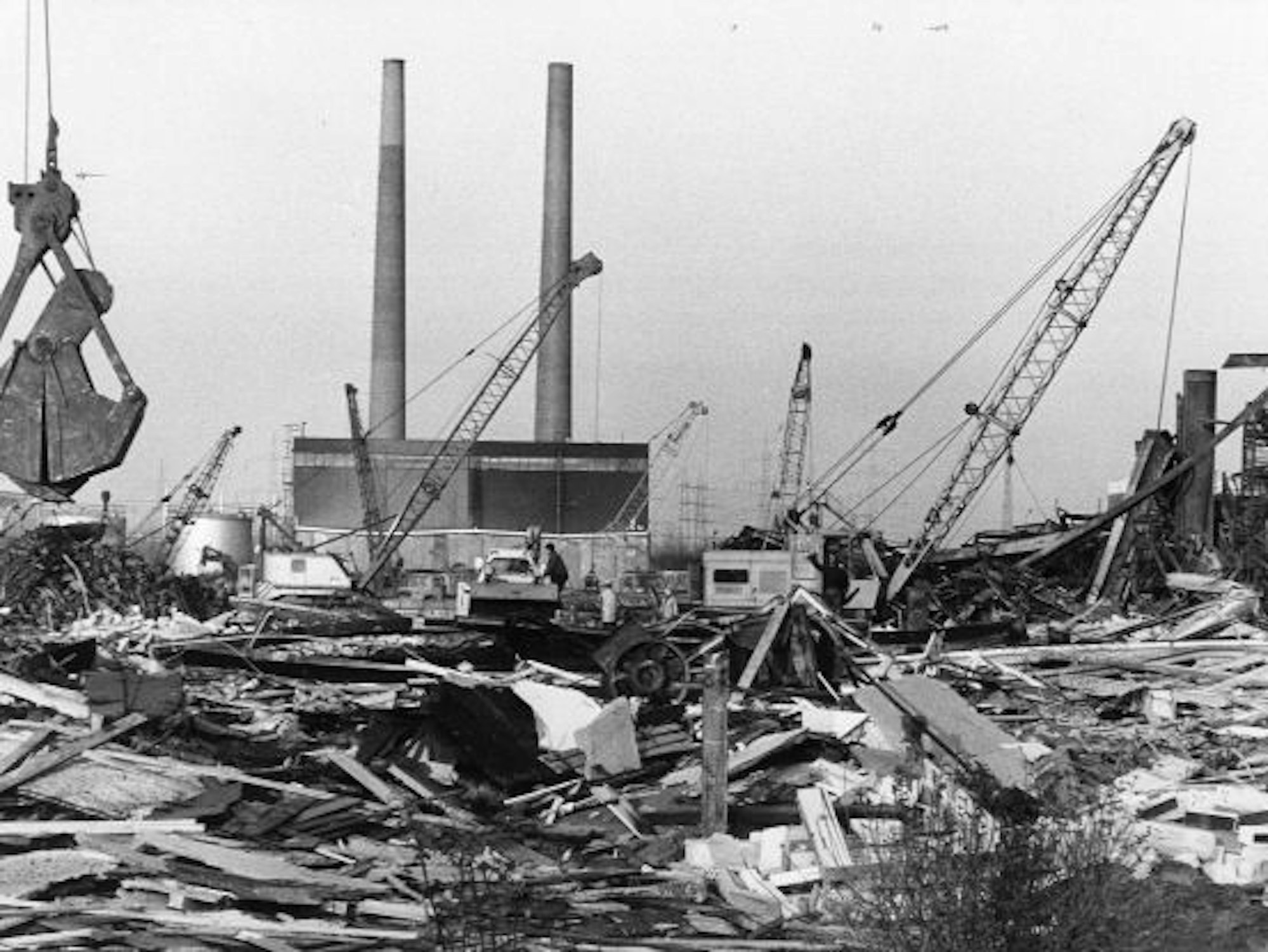 Alles, was vom niedergebrannten Ersatzteillager übrig ist, sind Stahl- und Metallreste. Sie werden von Baggern und Kränen weggeräumt.