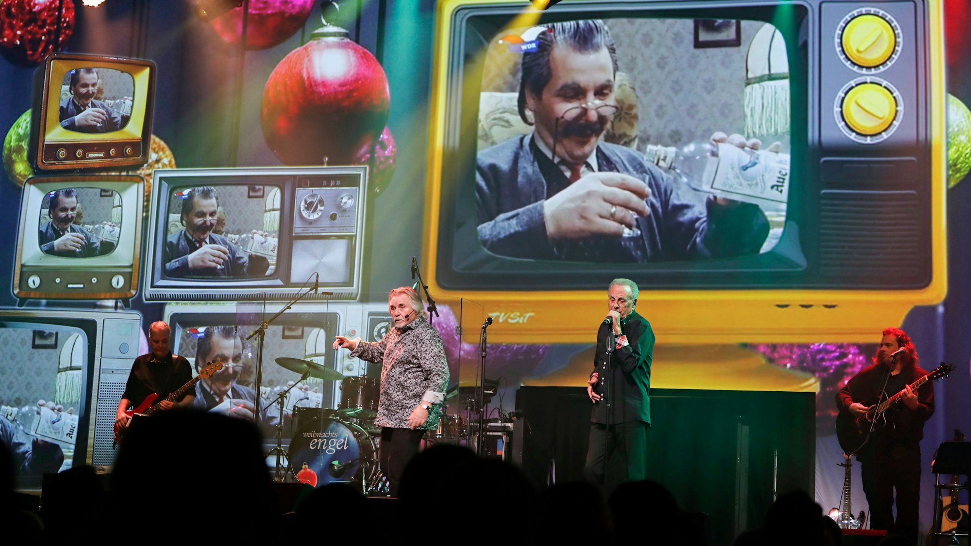 Tommy Engel singt mit Erry Stoklosa.