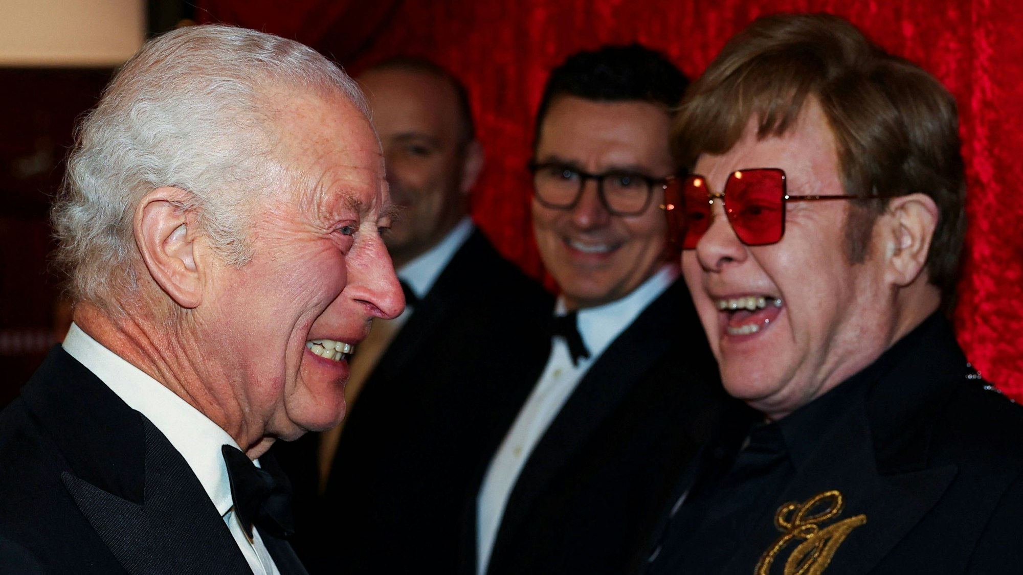 König Charles (l.) und Musiker Elton John haben bei der Wohltätigkeitsgala Royal Variety Performance am 22. November 2024 sichtlich Spaß.