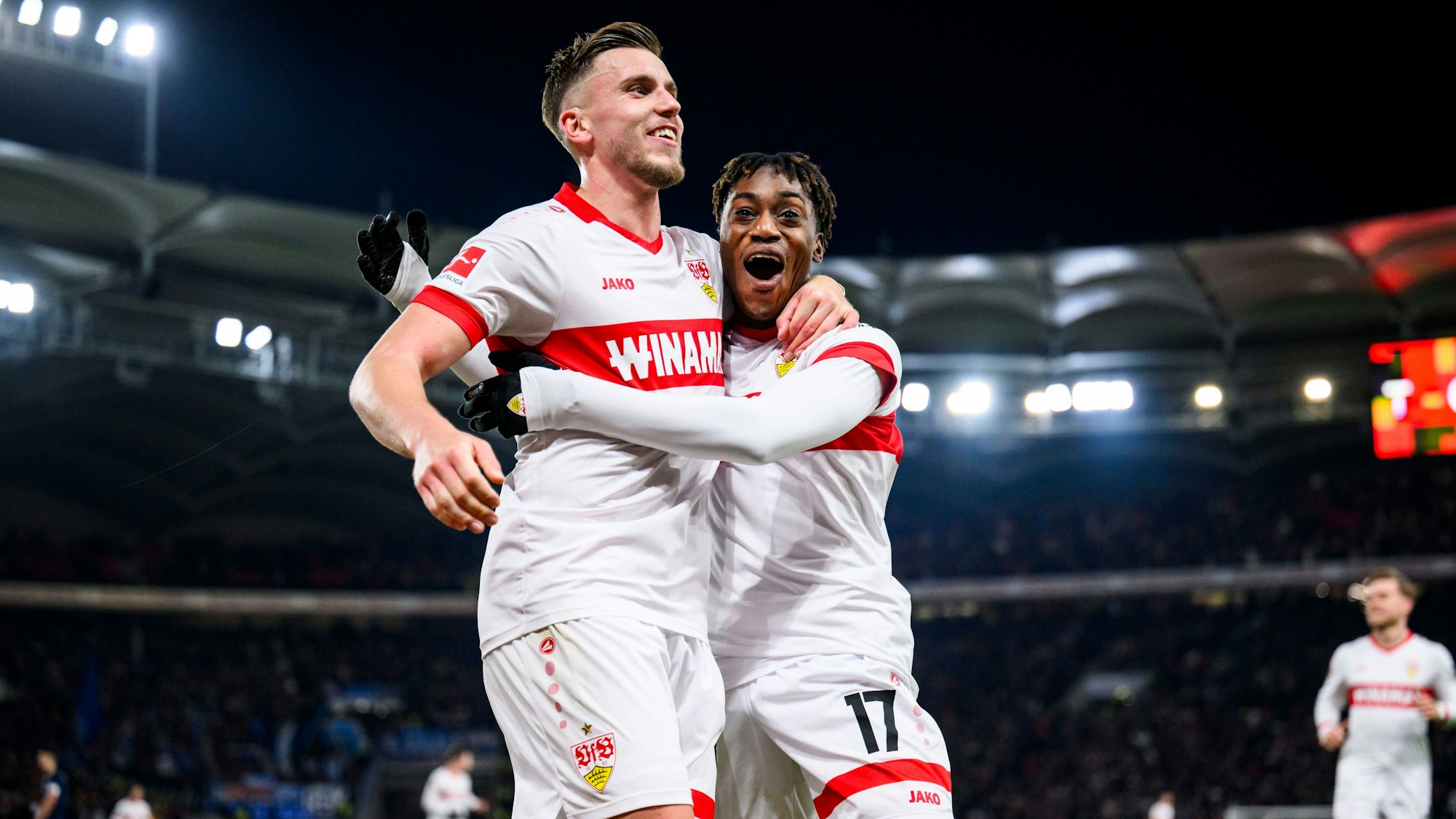 Justin Diehl (r.) feiert an der Seite von Ermedin Demirovic beim Spiel zwischen Stuttgart und Bochum am 23. November 2024 sein erstes Bundesliga-Tor.