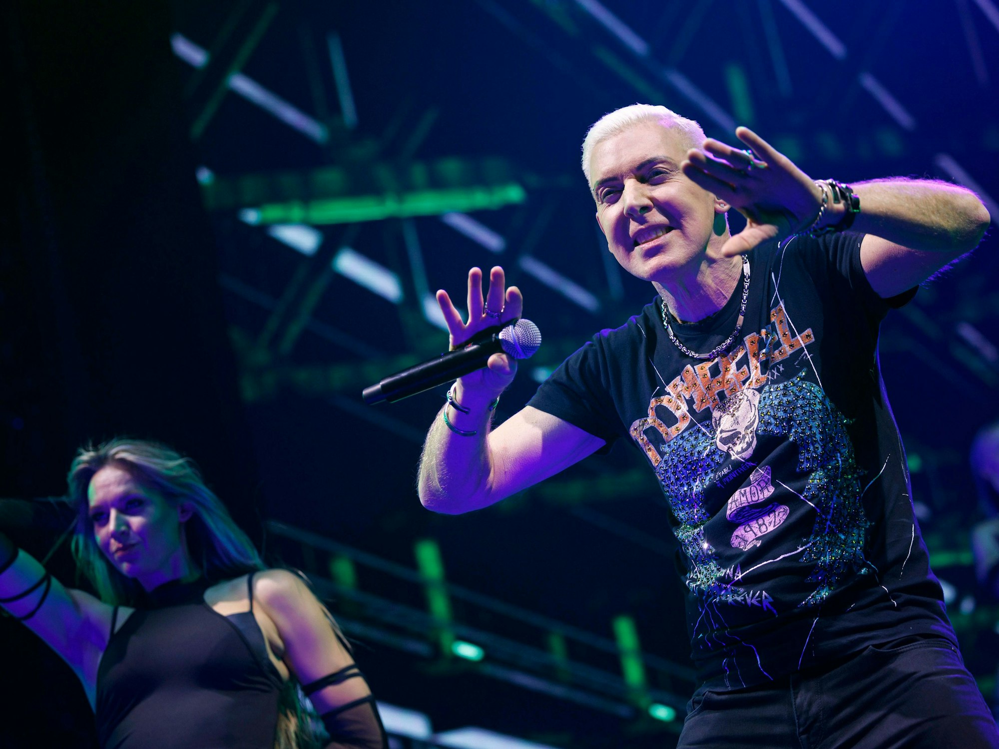 Sänger H.P. Baxxter von der Band Scooter in der Lanxess-Arena.