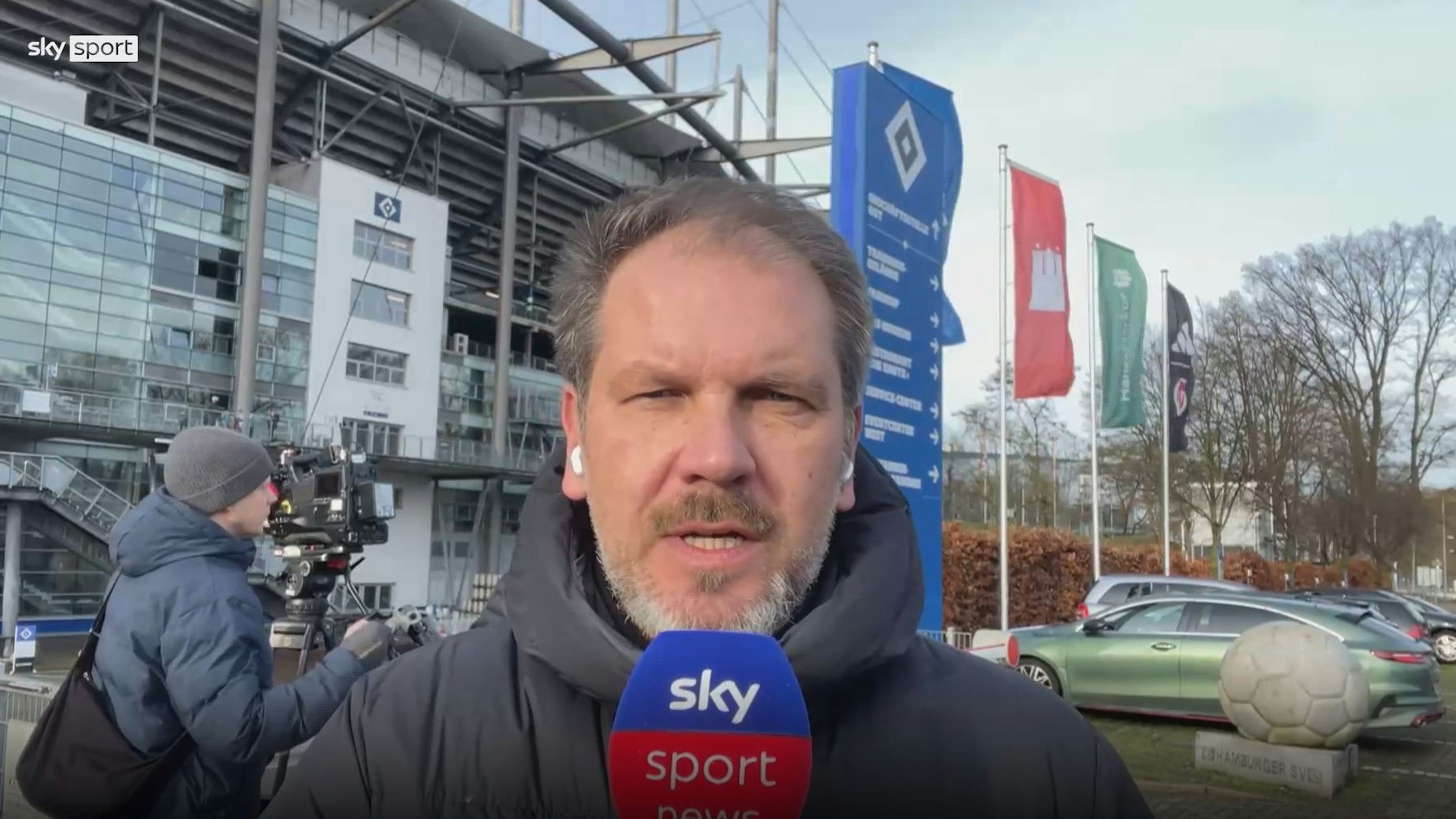Sky-Reporter Sven Töllner spricht bei einer Schalte aus Hamburg.