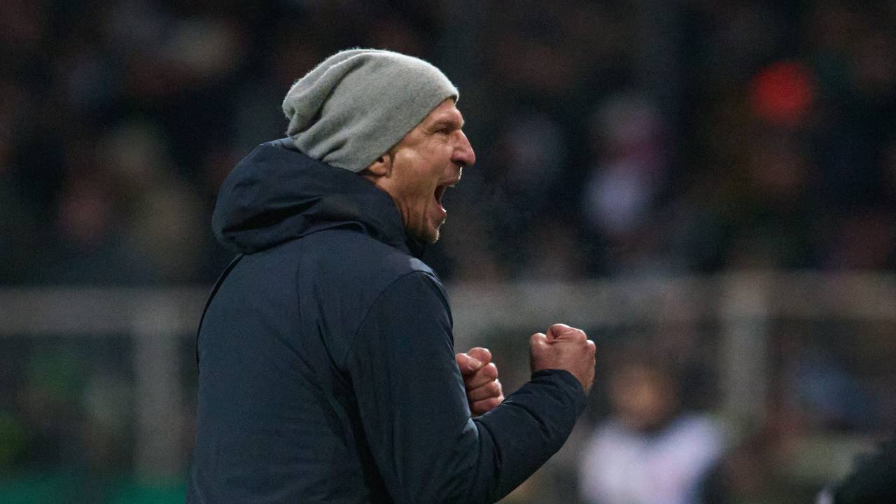 Trainer Gerhard Struber von Köln jubelt beim Schlusspfiff in Münster.