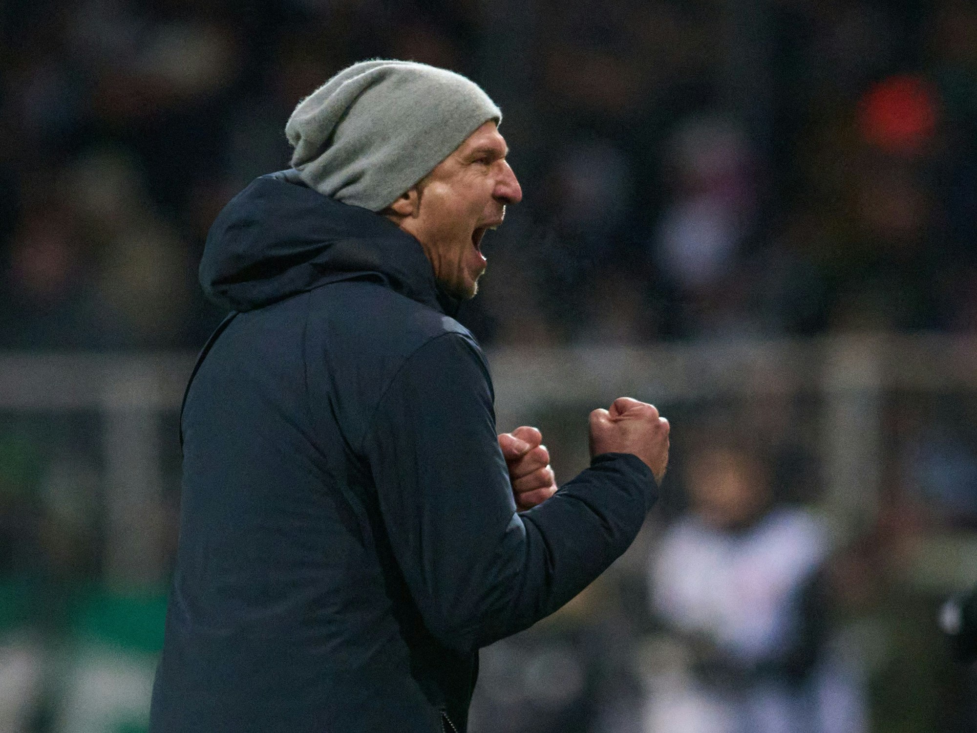 Trainer Gerhard Struber von Köln jubelt beim Schlusspfiff in Münster.