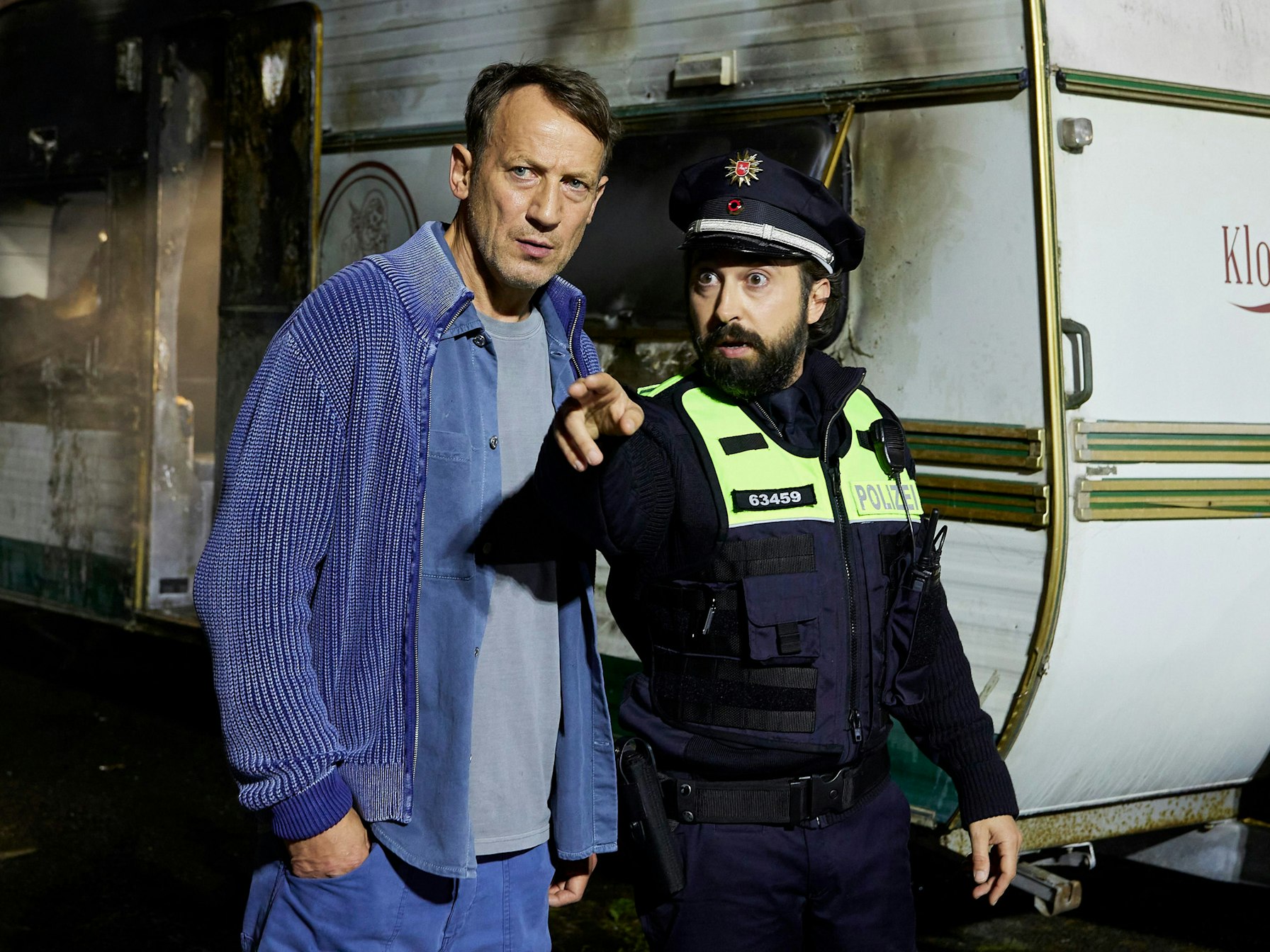 Falke (Wotan Wilke Möhring, l.) ermittelt auf dem Klostergelände.