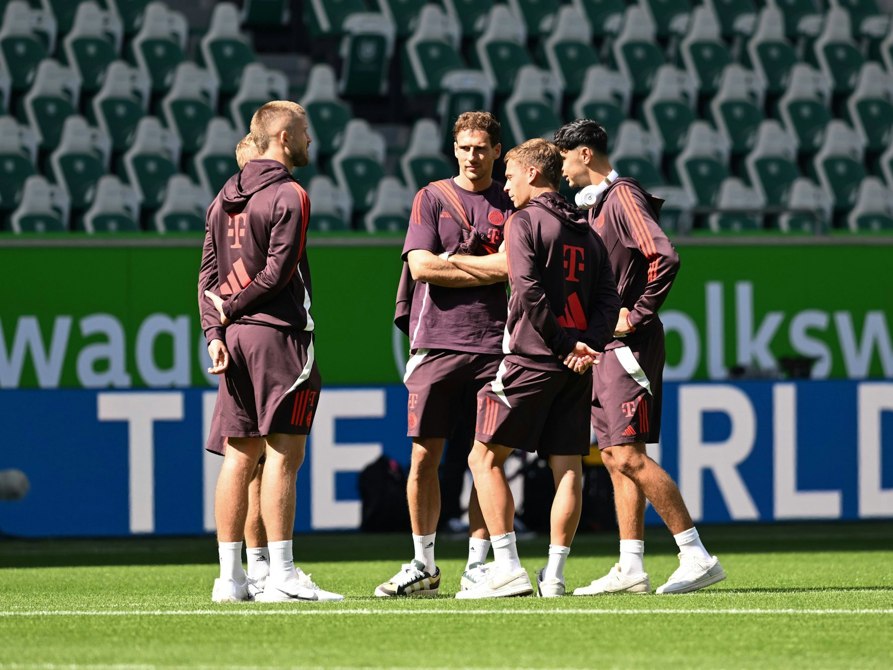 Ein Kreis aus Spielern des FC Bayern München vor dem Bundesliga-Spiel gegen den VfL Wolfsburg.