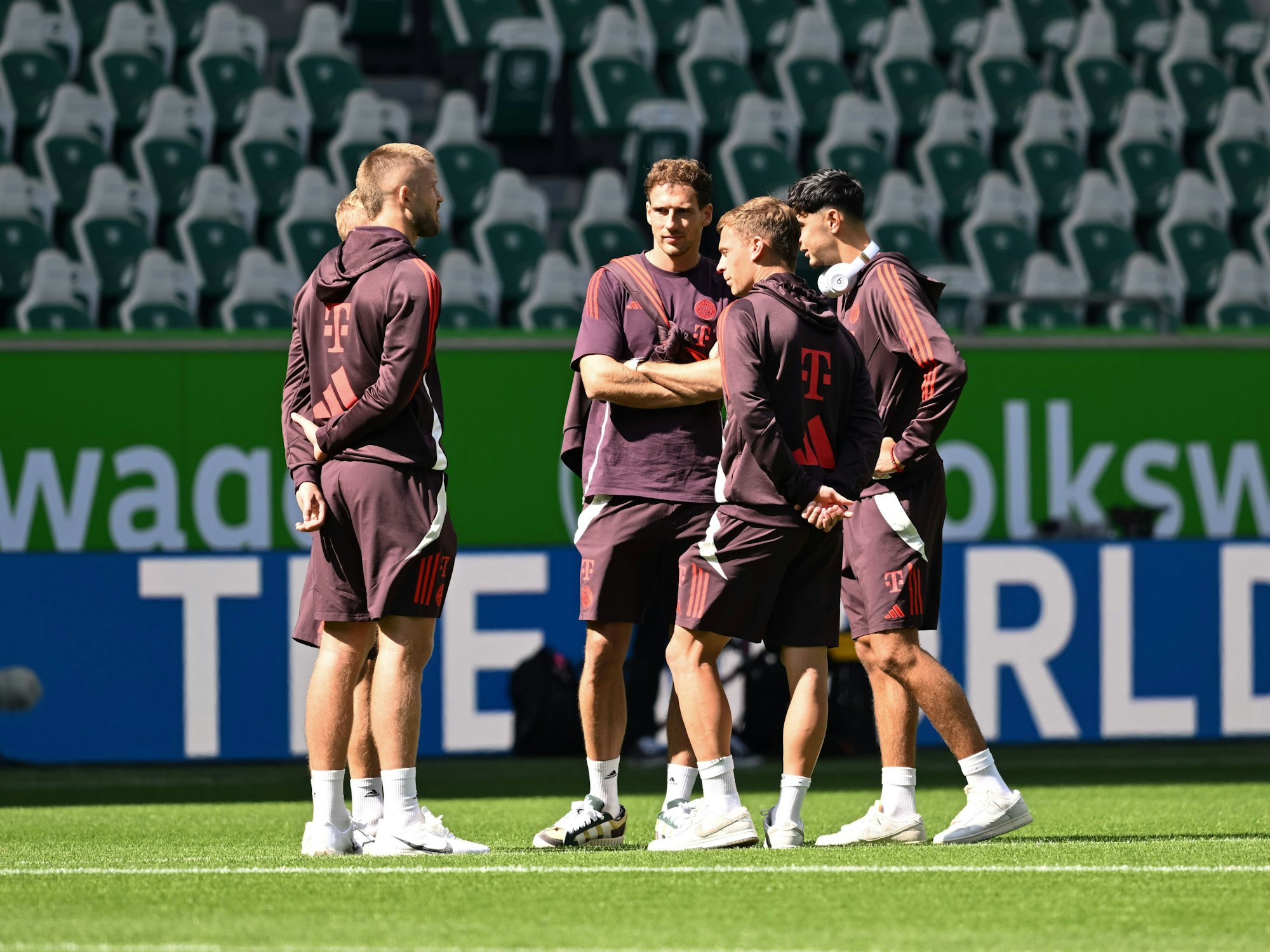 Ein Kreis aus Spielern des FC Bayern München vor dem Bundesliga-Spiel gegen den VfL Wolfsburg.