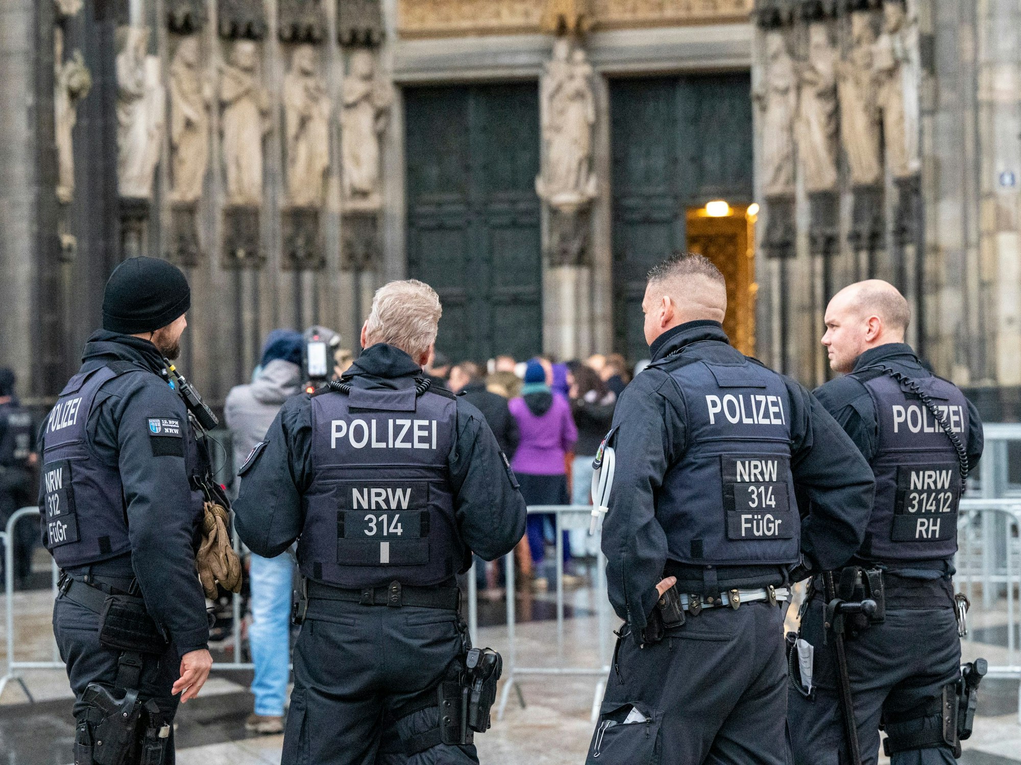 Wegen eines befürchteten Anschlags kontrolliert die Polizei alle Besucher des Doms.