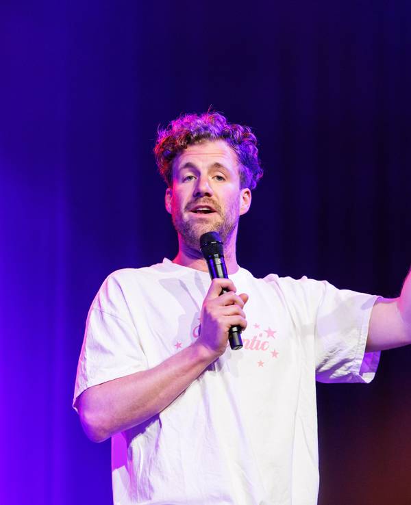 Luke Mockridge, Comedian, steht bei einem Auftritt im Technikum auf der Bühne.