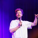 Luke Mockridge, Comedian, steht bei einem Auftritt im Technikum auf der Bühne.