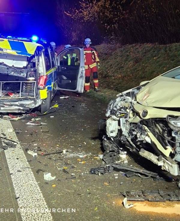 Auf der A4 ist es am Samstagmorgen (23. November 2024) zu einem Unfall gekommen, bei dem ein Taxi in einen Streifenwagen krachte.