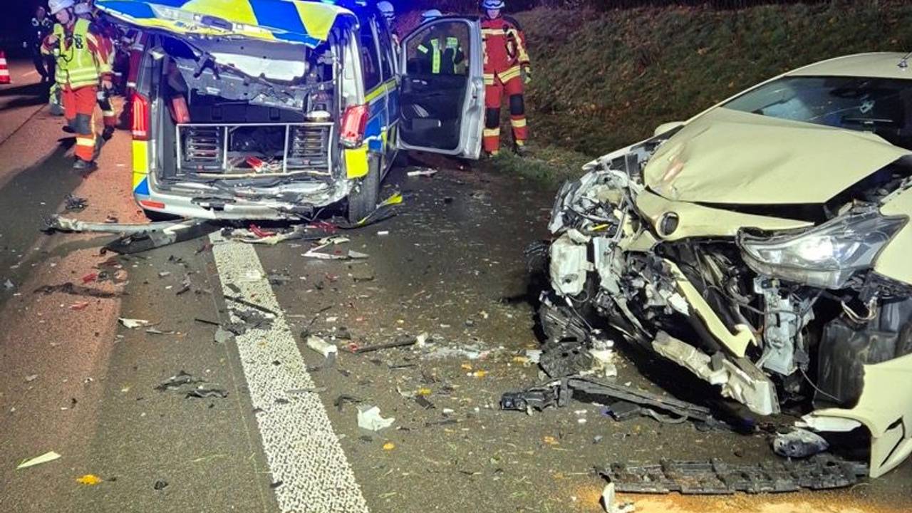 Auf der A4 ist es am Samstagmorgen (23. November 2024) zu einem Unfall gekommen, bei dem ein Taxi in einen Streifenwagen krachte.