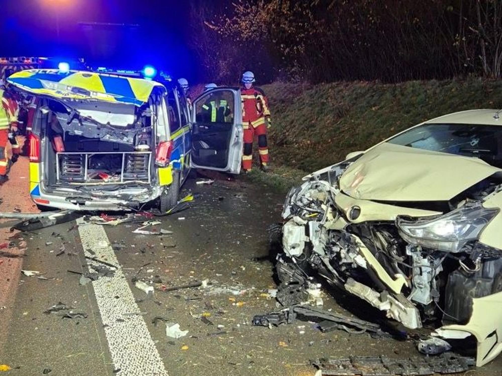 Auf der A4 ist es am Samstagmorgen (23. November 2024) zu einem Unfall gekommen, bei dem ein Taxi in einen Streifenwagen krachte.