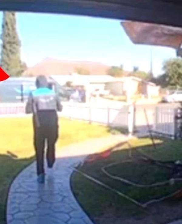 Ein Amazon-Fahrer liefert ein Paket aus und tanzt.