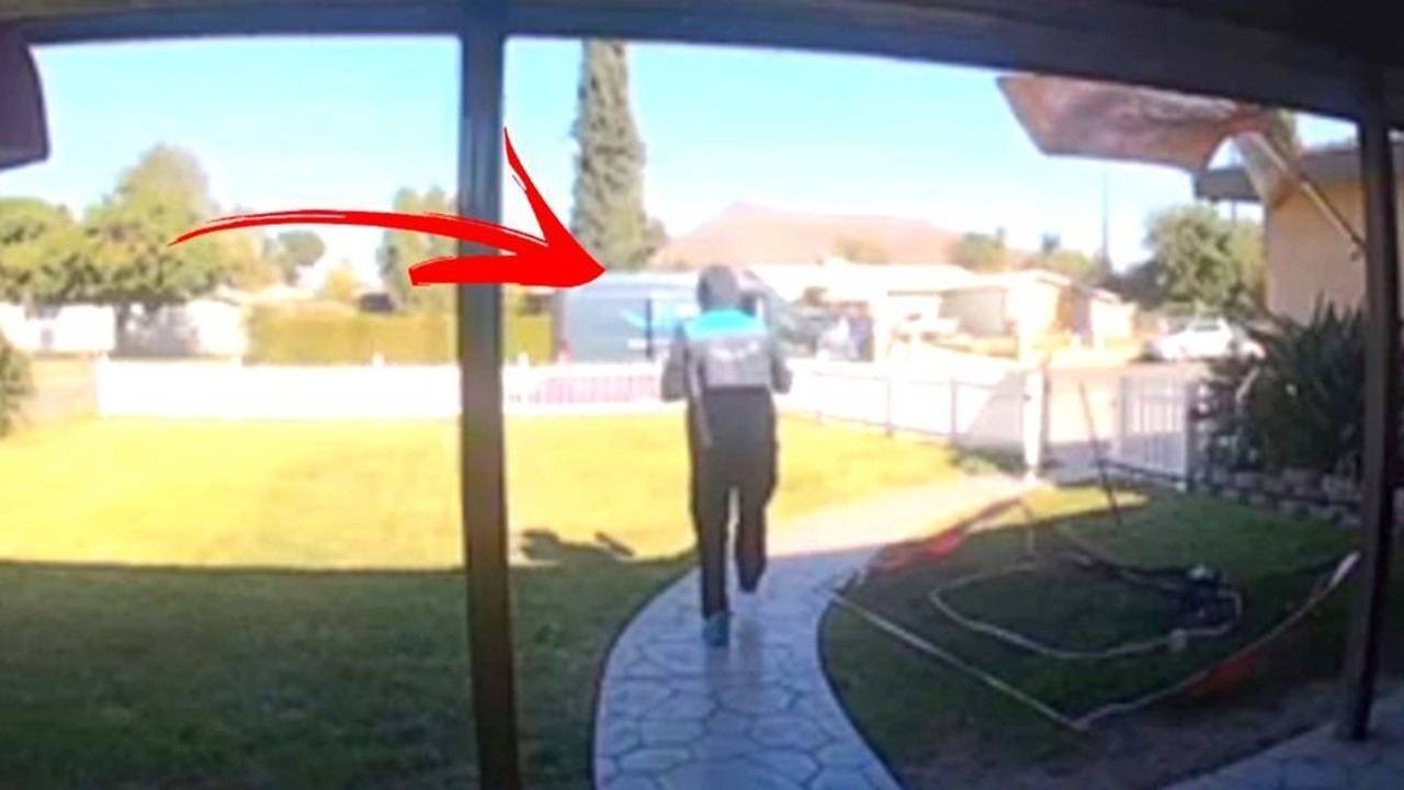 Ein Amazon-Fahrer liefert ein Paket aus und tanzt.