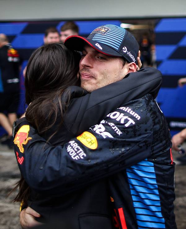 Max Verstappen umarmt seine Freundin Kelly Piquet nach seinem Formel 1-Sieg in Brasilien.