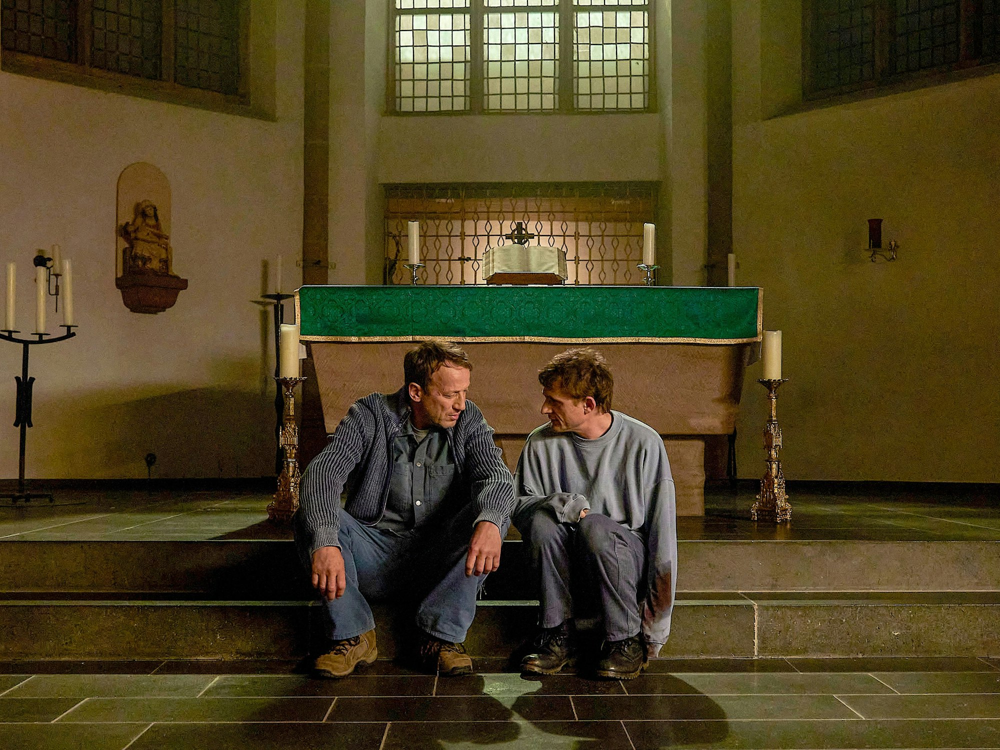 Falke (Wotan Wilke Möhring, l.) spricht mit Daniel (Florian Lukas).