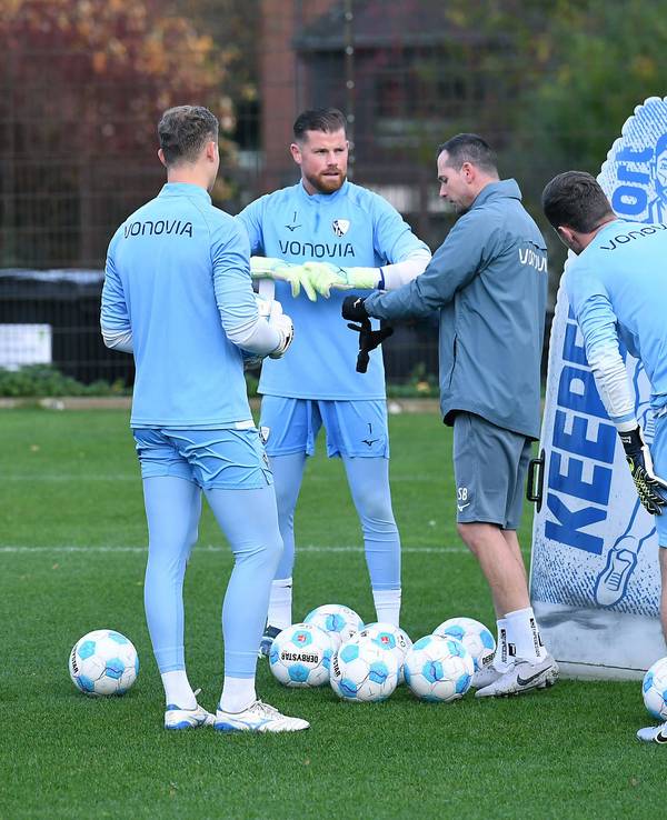 Das Torwart-Team steht gemeinsam auf dem Trainingsplatz.