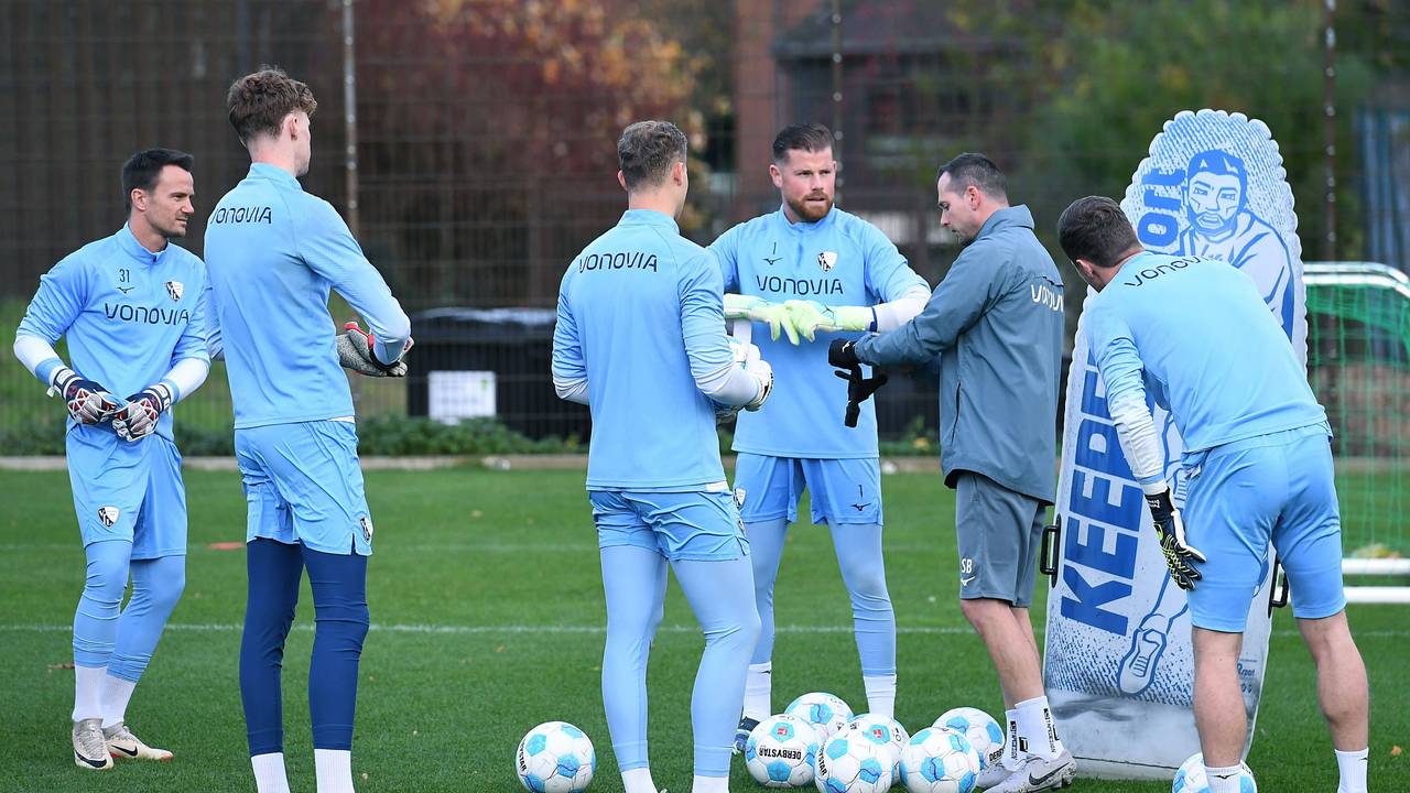 Das Torwart-Team steht gemeinsam auf dem Trainingsplatz.