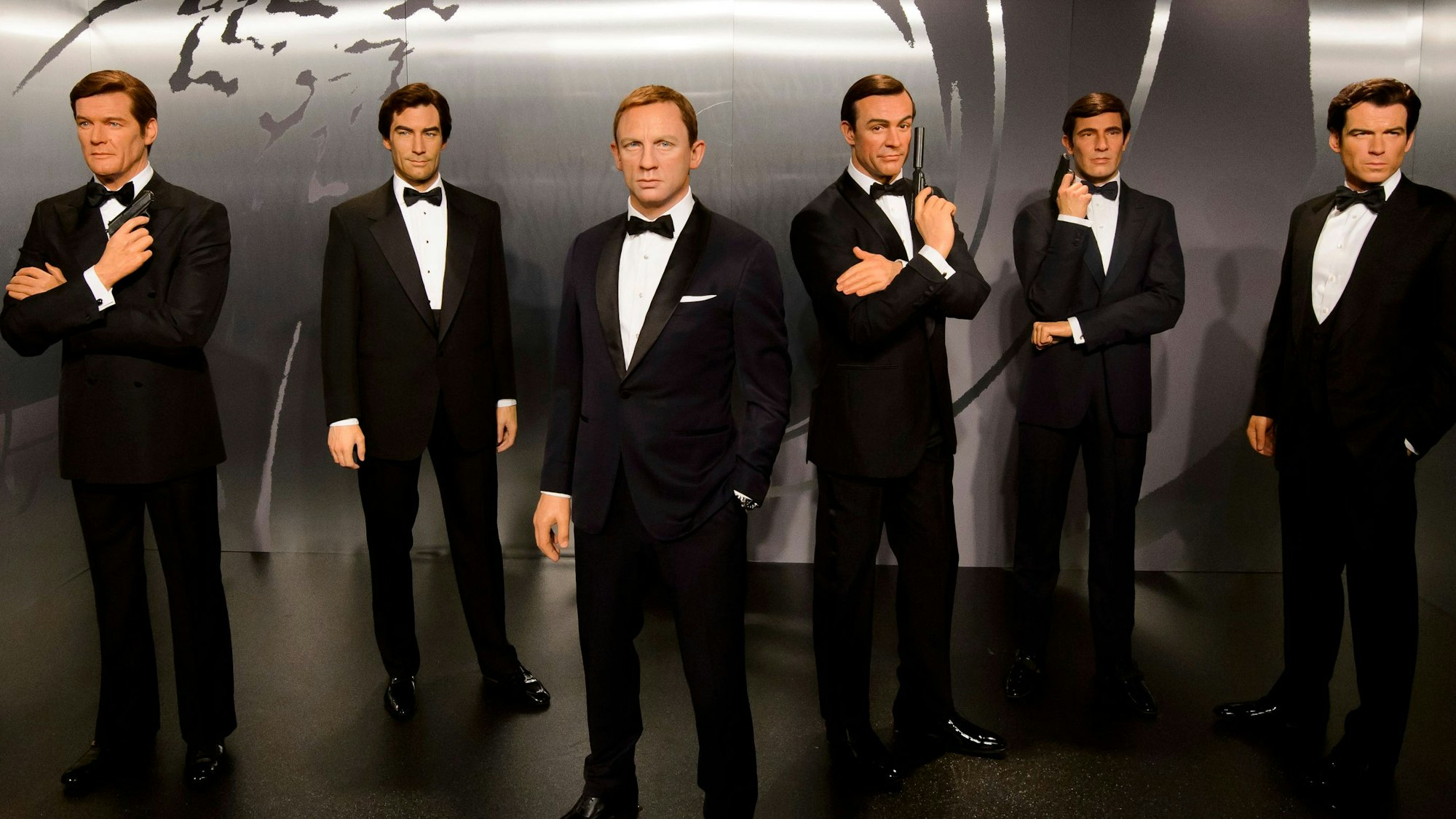 Die Wachsfiguren der bisherigen sechs James Bond-Darsteller (l-r) Sir Roger Moore, Timothy Dalton, Daniel Craig, Sir Sean Connery, George Lazenby und Pierce Brosnan stehen bei Madame Tussauds.