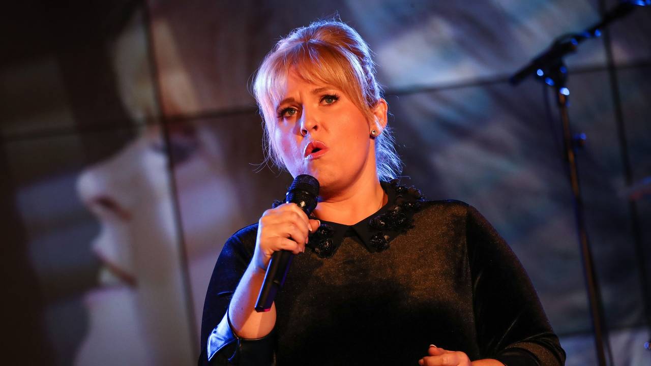 Schlagersängerin Maite Kelly auf der Bühne.