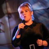 Schlagersängerin Maite Kelly auf der Bühne.