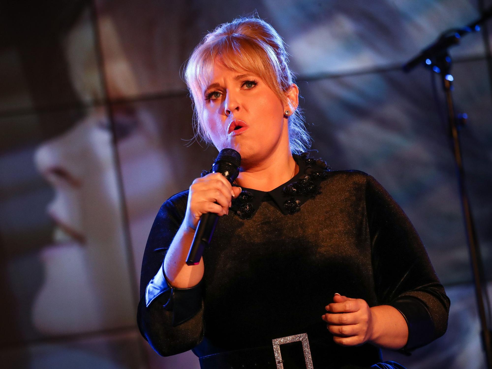 Schlagersängerin Maite Kelly auf der Bühne.