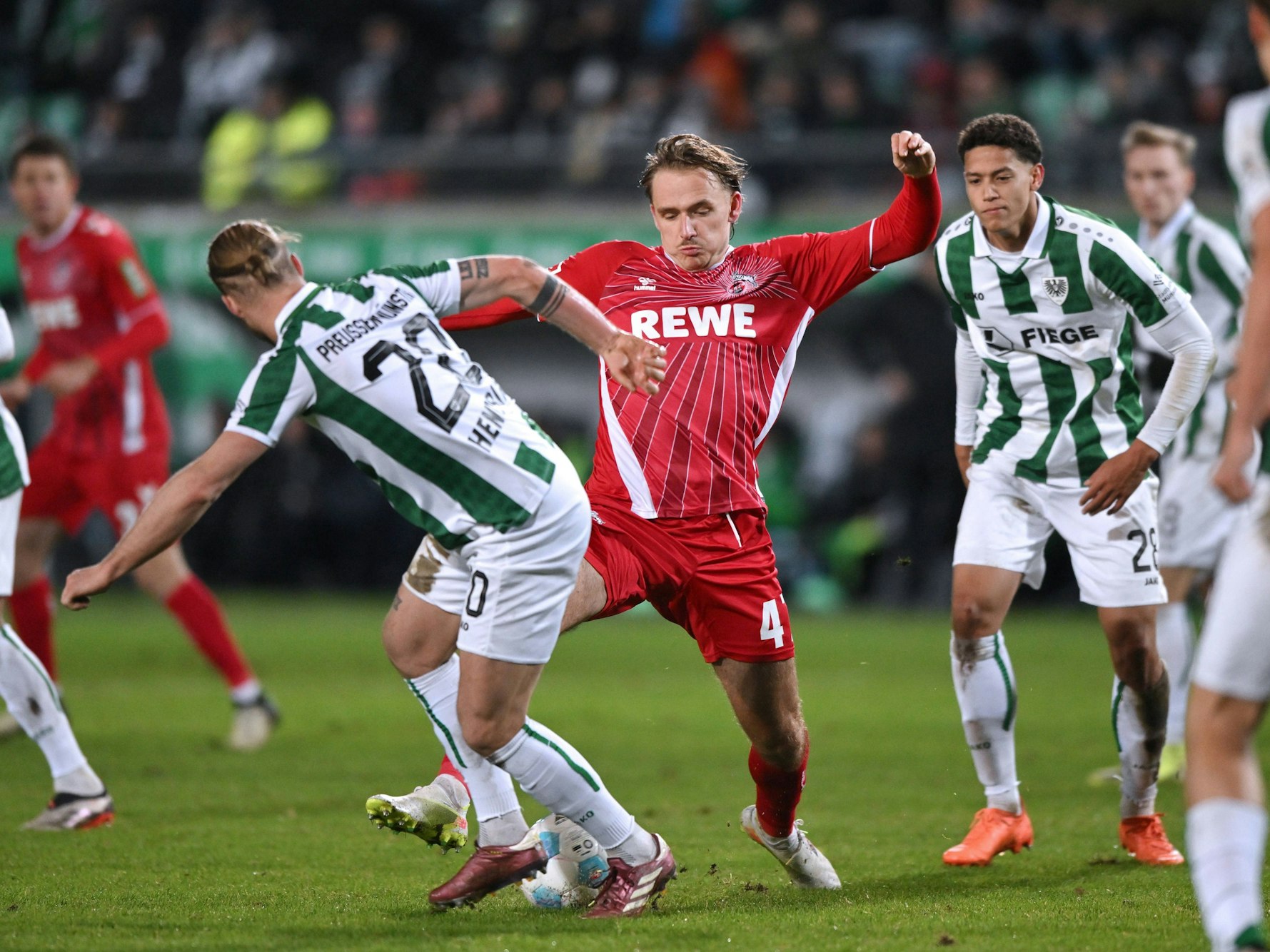 Mathias Olesen im Zweikampf mit Jorrit Hendrix.