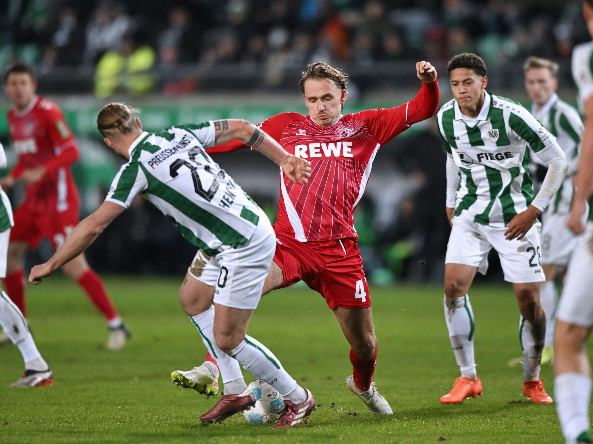 Mathias Olesen im Zweikampf mit Jorrit Hendrix.