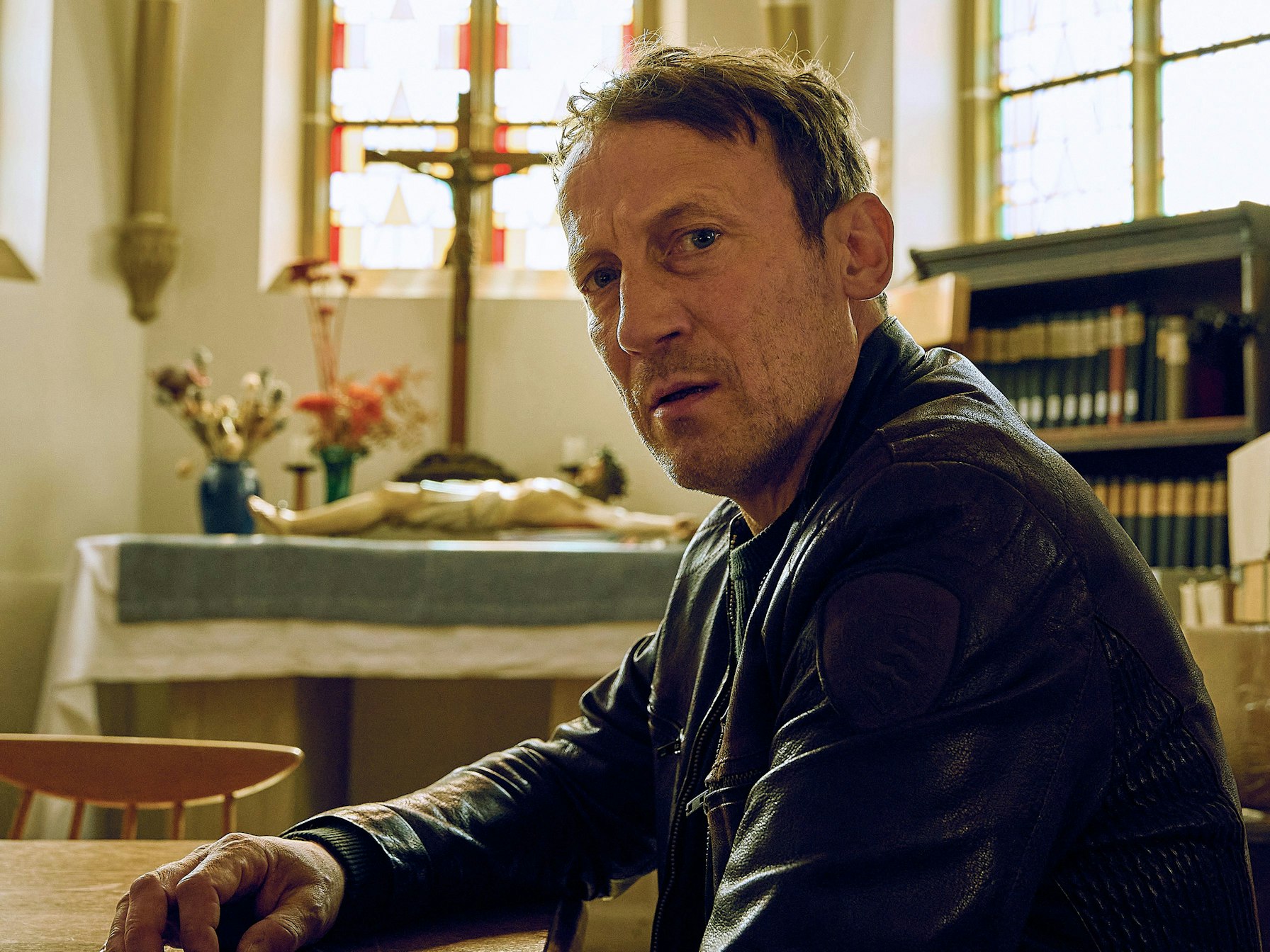 Thorsten Falke (Wotan Wilke Möhring)
im Kloster.