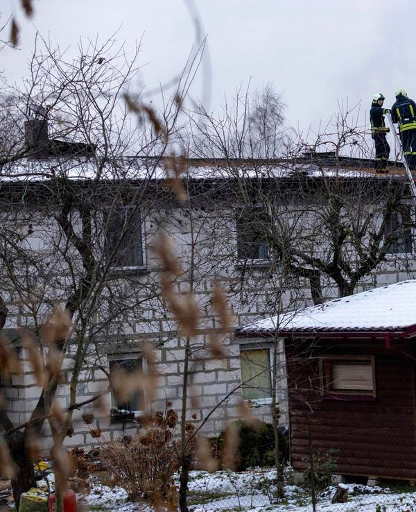 Mitarbeiter des litauischen Katastrophenschutzministeriums arbeiten am 25. November 2024 in der Nähe der Stelle, an der ein DHL-Frachtflugzeug in ein Haus nahe der litauischen Hauptstadt Vilnius gestürzt ist.