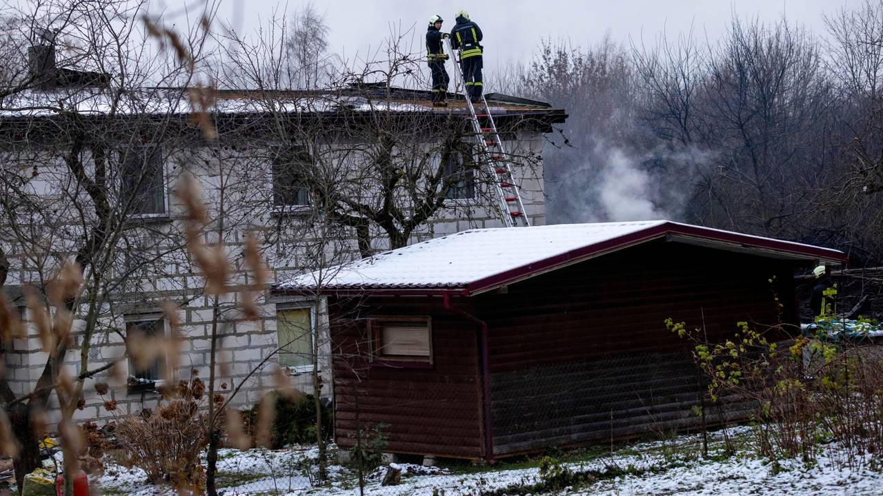 Mitarbeiter des litauischen Katastrophenschutzministeriums arbeiten am 25. November 2024 in der Nähe der Stelle, an der ein DHL-Frachtflugzeug in ein Haus nahe der litauischen Hauptstadt Vilnius gestürzt ist.