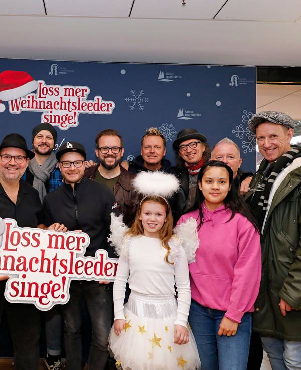 Bands von „Loss mer Weihnachtsleder singe“ im Kölner Stadion.