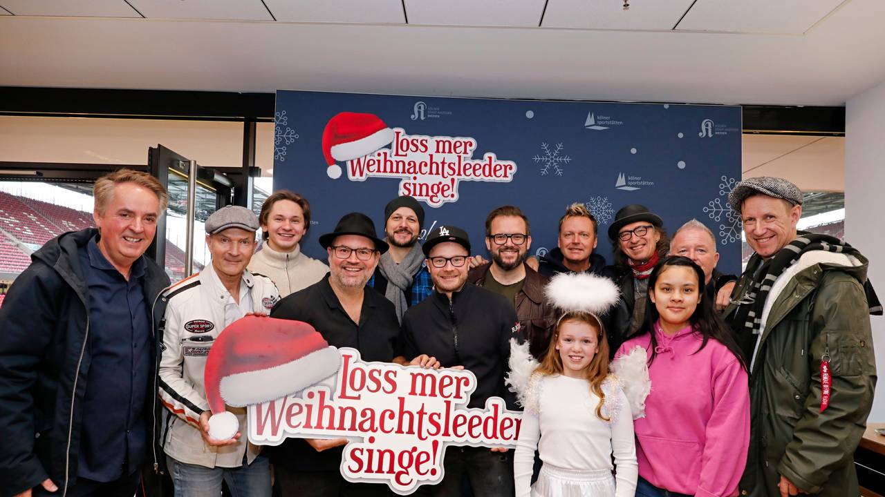 Bands von „Loss mer Weihnachtsleder singe“ im Kölner Stadion.