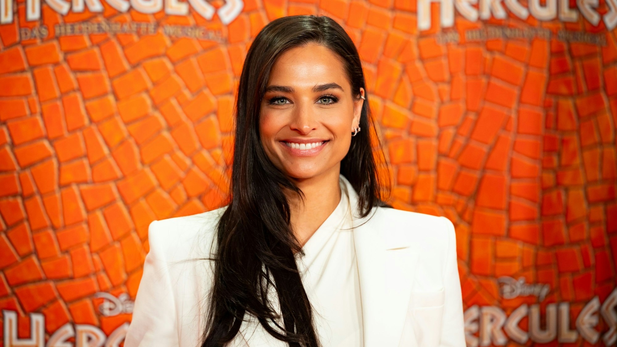 Amira Pocher, Moderatorin, steht auf dem Roten Teppich vor der Weltpremiere des Musicals „Hercules“.