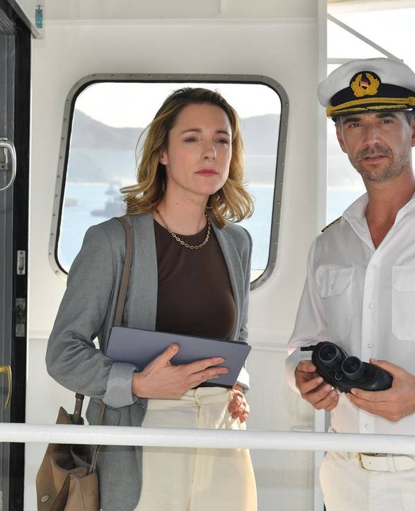 HANDOUT - Die BKA-Ermittlerin Cora Bruns (Friederike Linke) weiht Kapitän Max Parger (Florian Silbereisen) in ihr geheimes Vorhaben ein in einer Szene der ZDF-Reihe «Das Traumschiff» während der Folge «Argentinien». Das ZDF sendet diese Folge am 24.11.2024. (Foto: dpa)