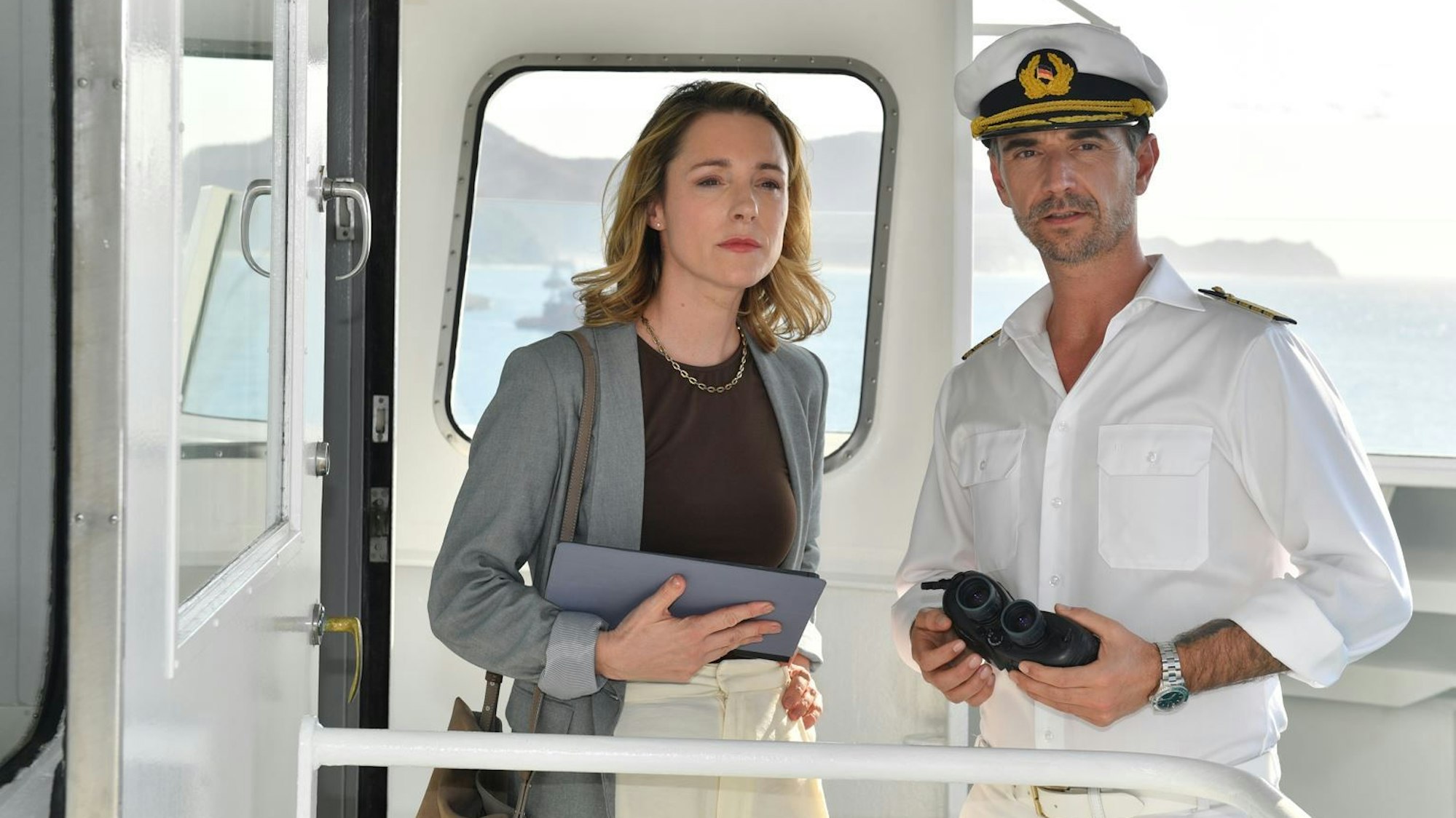 HANDOUT - Die BKA-Ermittlerin Cora Bruns (Friederike Linke) weiht Kapitän Max Parger (Florian Silbereisen) in ihr geheimes Vorhaben ein in einer Szene der ZDF-Reihe «Das Traumschiff» während der Folge «Argentinien». Das ZDF sendet diese Folge am 24.11.2024. (Foto: dpa)