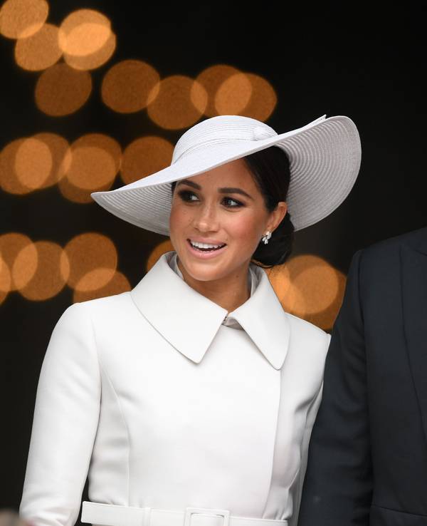 Meghan (von links nach rechts), Herzogin von Sussex, Prinz Harry, Herzog von Sussex, und Zara Tindall, Tochter von Prinzessin Anne und Enkelin der Queen, im Jahr 2022 in London.