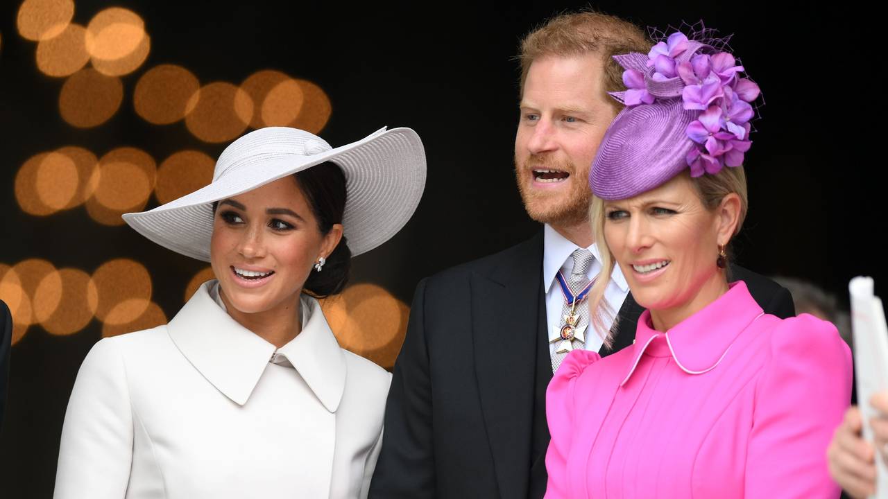 Meghan (von links nach rechts), Herzogin von Sussex, Prinz Harry, Herzog von Sussex, und Zara Tindall, Tochter von Prinzessin Anne und Enkelin der Queen, im Jahr 2022 in London.