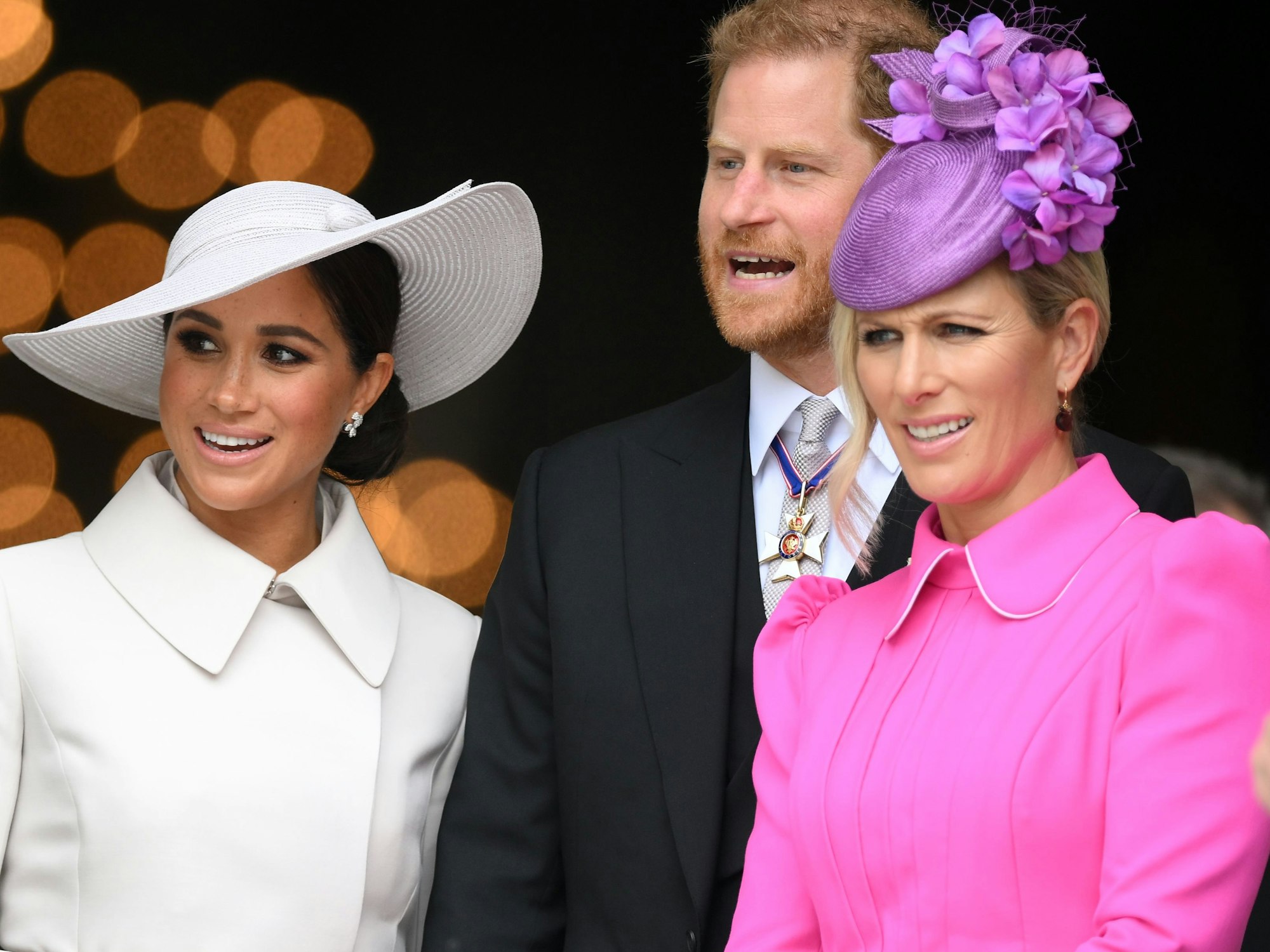 Meghan (von links nach rechts), Herzogin von Sussex, Prinz Harry, Herzog von Sussex, und Zara Tindall, Tochter von Prinzessin Anne und Enkelin der Queen, im Jahr 2022 in London.