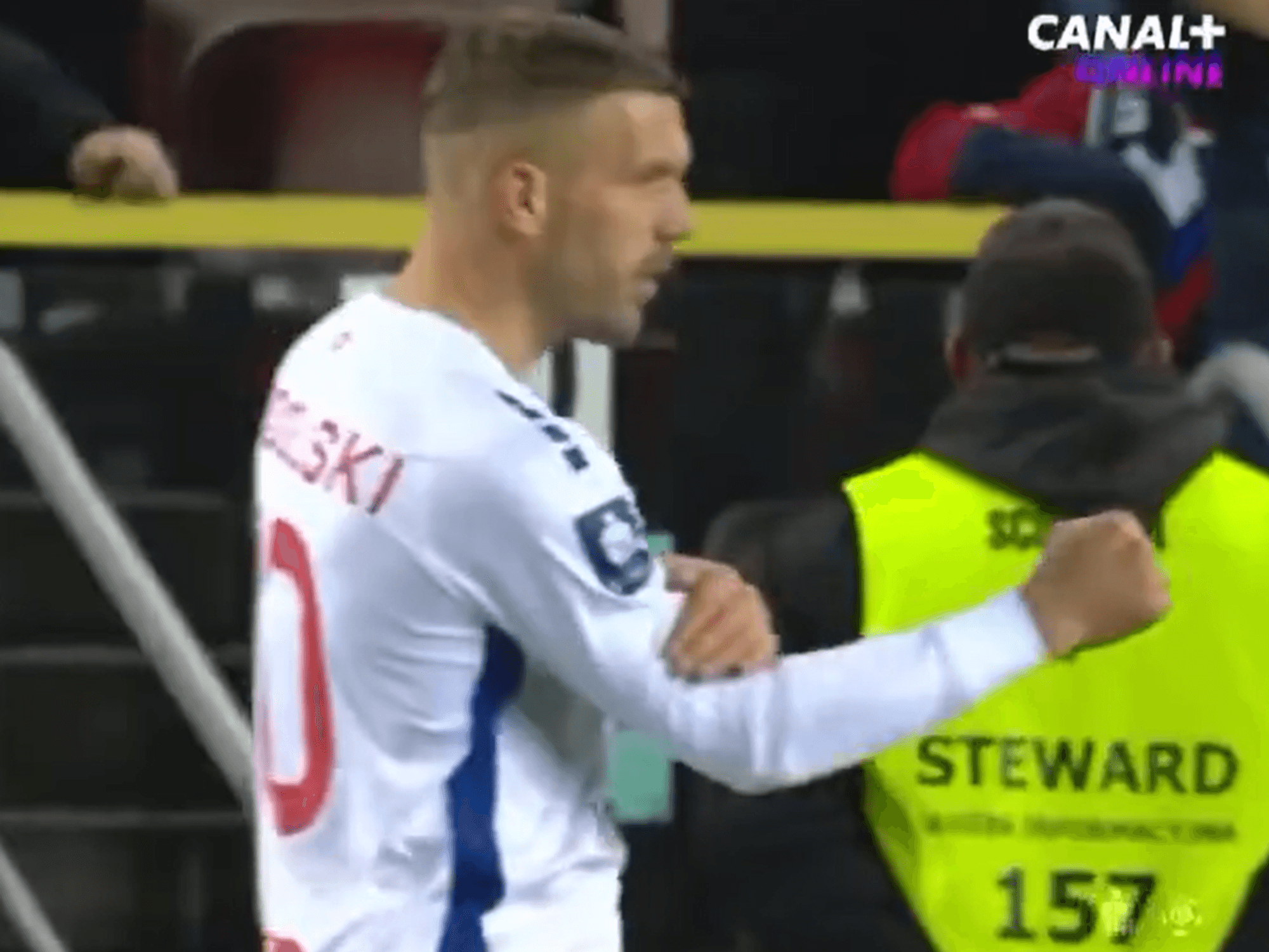Lukas Podolski im Trainingsanzug von Gornik Zabrze.