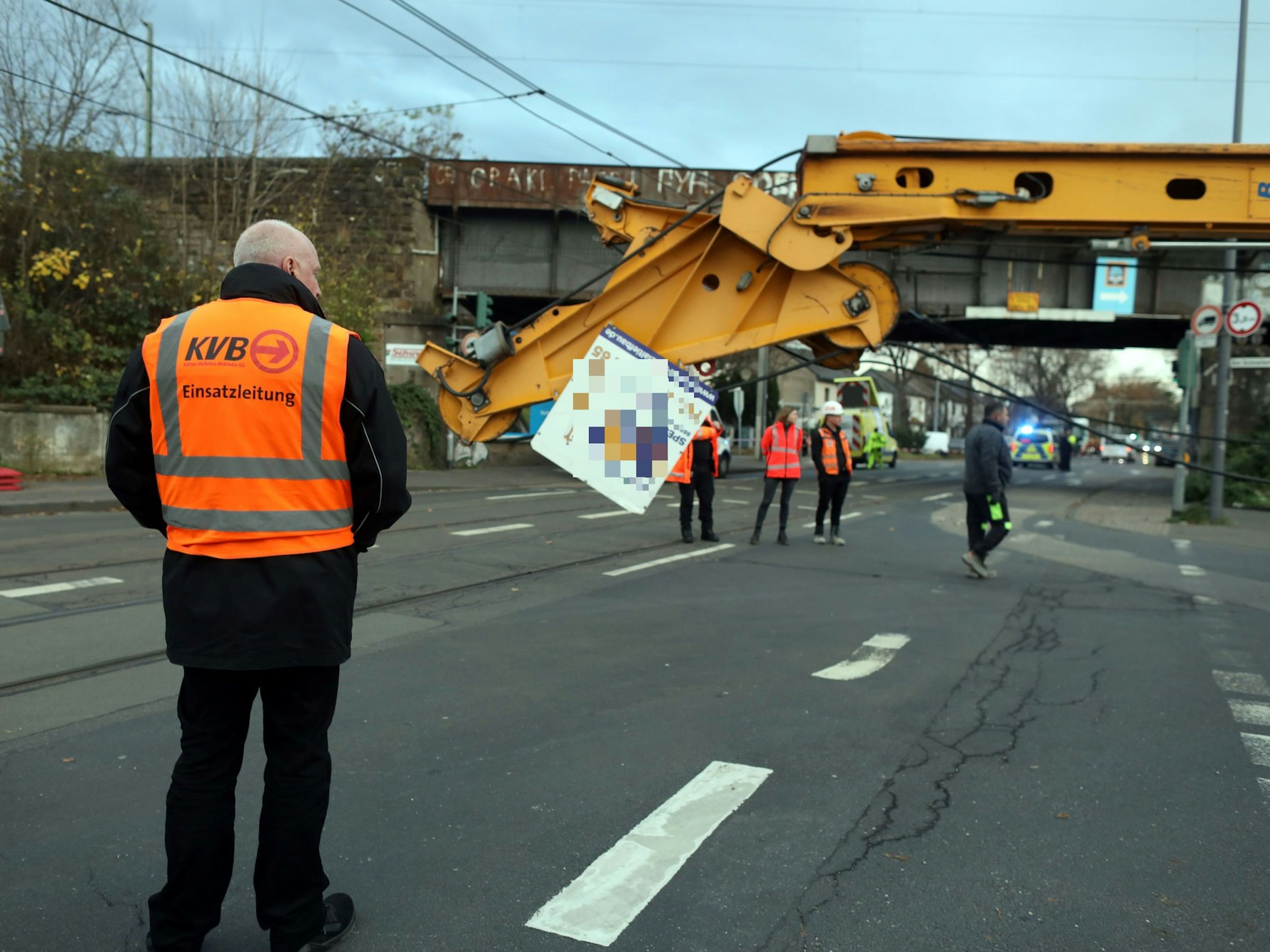 Ein Kran-Aufbau hängt in einer Oberleitung.