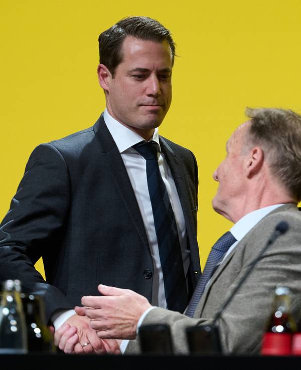 Die BVB-Geschäftsführer Hans-Joachim Watzke (M) und Lars Ricken (l), reichen sich die Hand.