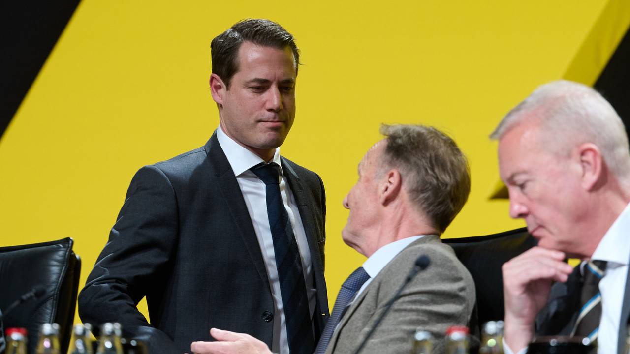 Die BVB-Geschäftsführer Hans-Joachim Watzke (M) und Lars Ricken (l), reichen sich die Hand.