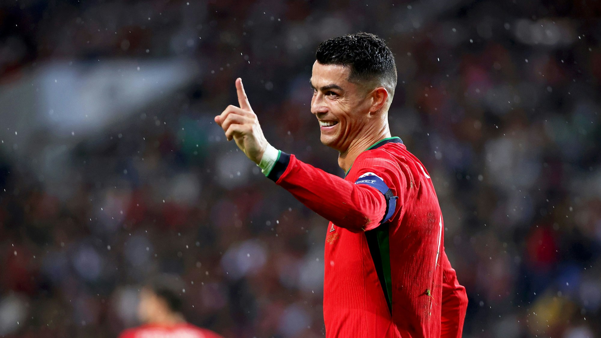 Cristiano Ronaldo gestikuliert mit ausgestrecktem Zeigefinger.