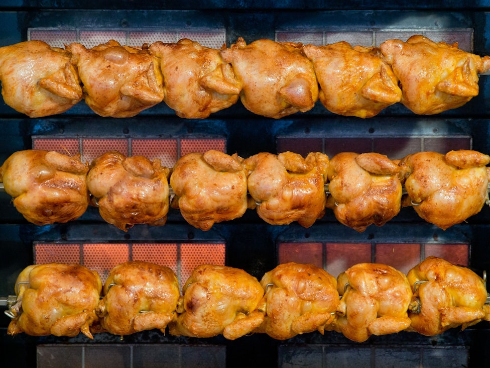 Brathähnchen: In München hatte ein Paar Sex auf einem Brathähnchenwagen